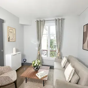 Stunning Near Eiffel Tower Parigi
